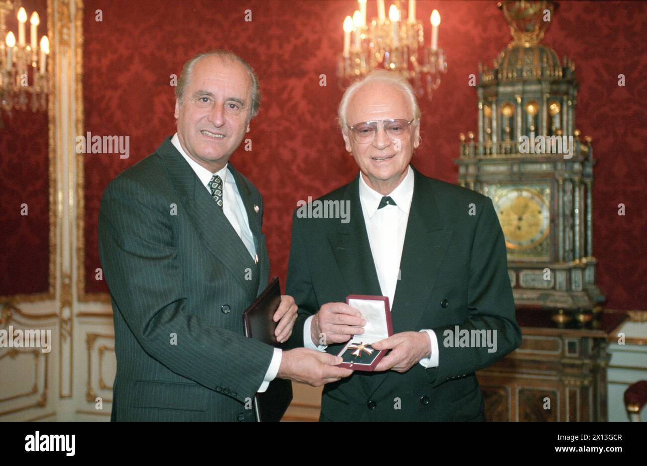 Wien am 27. September 1995: Autor Ephraim Kishon (R.) wurde vom österreichischen Bundespräsidenten Thomas Klestil (l.) mit dem Ehrenkreuz erster Klasse für Wissenschaft und Kunst ausgezeichnet - 19950927 PD0003 - Rechteinfo: Rights Managed (RM) Stockfoto