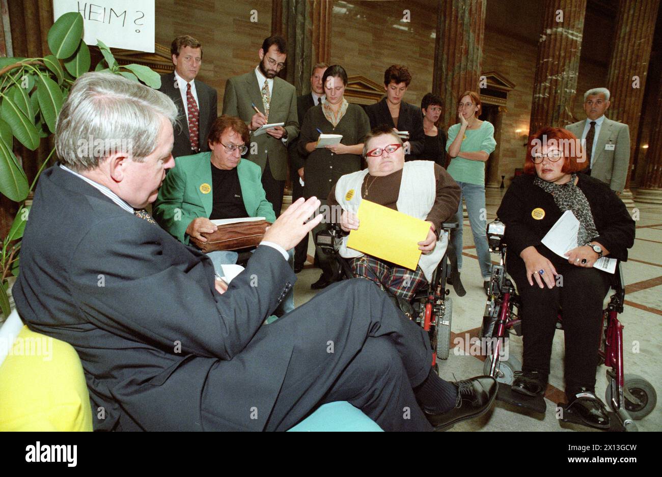 Bundeskanzler Franz Vranitzky (l.) mit Behinderten am 21. September 1995. Die Frau mit der weißen Jacke ist Theresia Haidlmayr von der Grünen Party. - 19950921 PD0008 - Rechteinfo: Rechte verwaltet (RM) Stockfoto