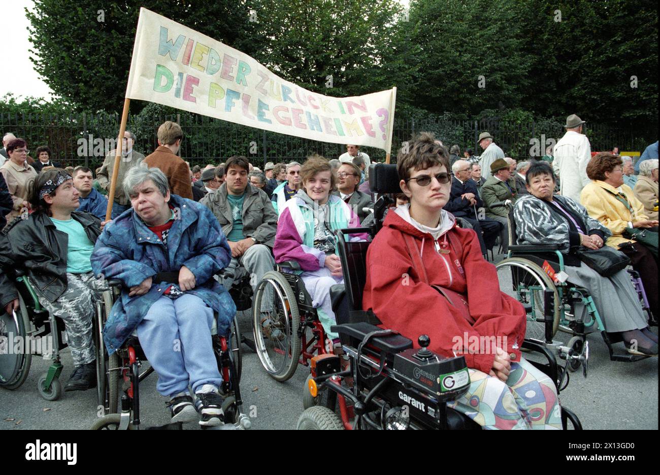 Demonstration behinderter Menschen in Wien am 22. September 1995. Sie demonstrieren für finanzielle Unterstützung durch den Staat. - 19950922 PD0009 - Rechteinfo: Rechte verwaltet (RM) Stockfoto