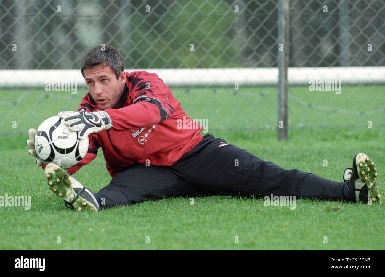 Torwart Michael Konsel, der bei einem Training der österreichischen Fußballnationalmannschaft am 8. Oktober 1995 gefangen genommen wurde. - 19951008 PD0003 - Rechteinfo: Rechte verwaltet (RM) Stockfoto