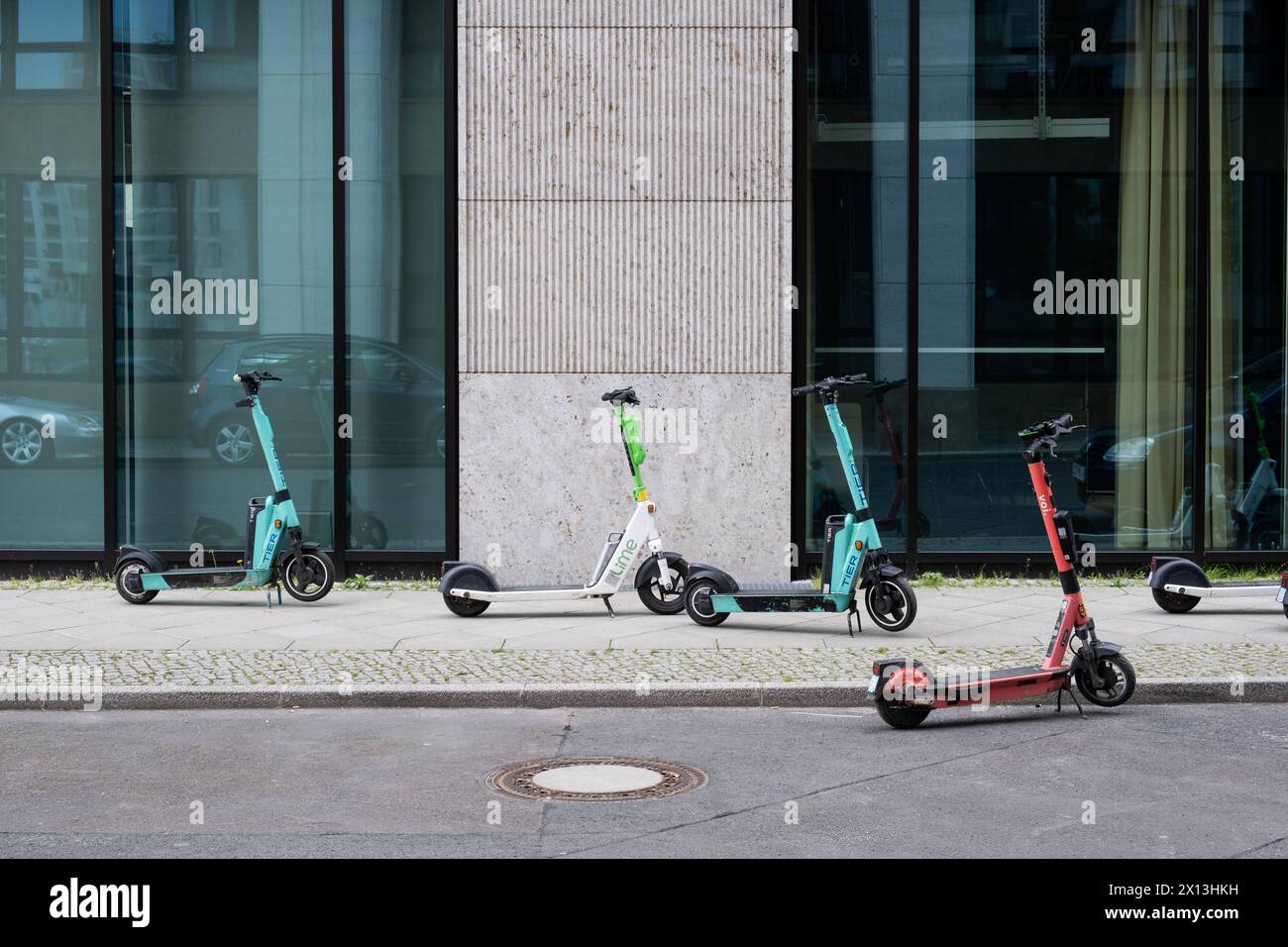 Verkehrswidrig abgestellte E-Roller blockieren einen Bürgersteig und Gehweg für Fußgänger und Rollstuhlfahrer Berlin Friedrichshain-Kreuzberg Berlin Deutschland *** E-Scooter gegen Verkehrsvorschriften abgestellt blockieren einen Bürgersteig und Gehweg für Fußgänger und Rollstuhlfahrer Berlin Friedrichshain Kreuzberg Berlin Deutschland Stockfoto