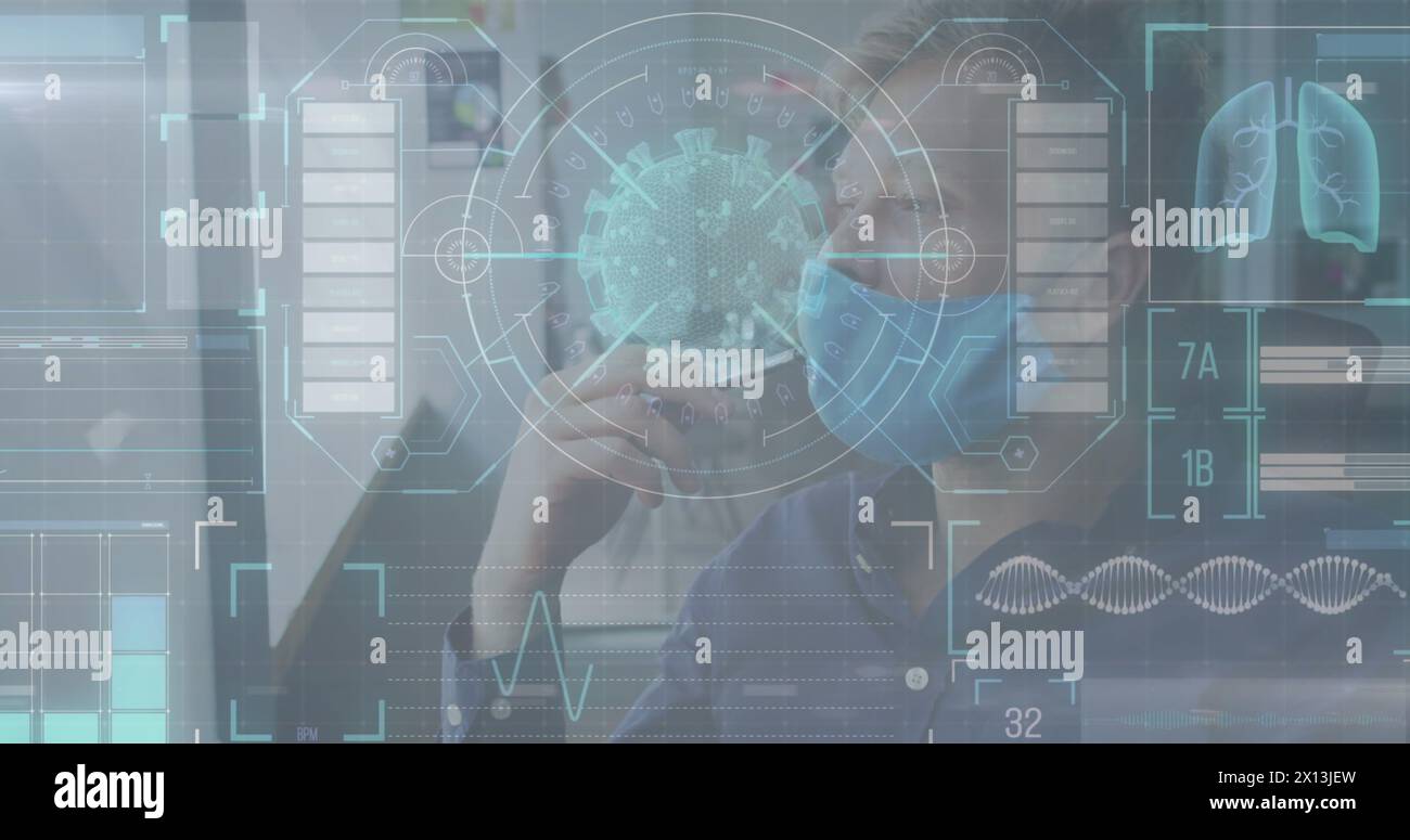 Digitale Schnittstelle mit medizinischer Datenverarbeitung gegen Mann, der Gesichtsmaske auf Whiteboard schreibt Stockfoto