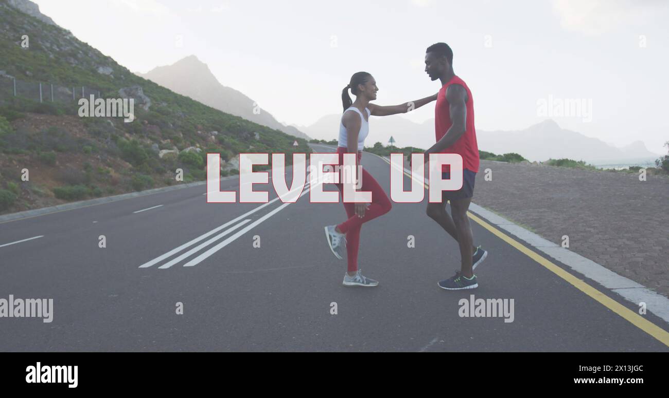 Bild der Worte „Level Up“ in weiß über Paare, die auf Bergstraßen trainieren Stockfoto