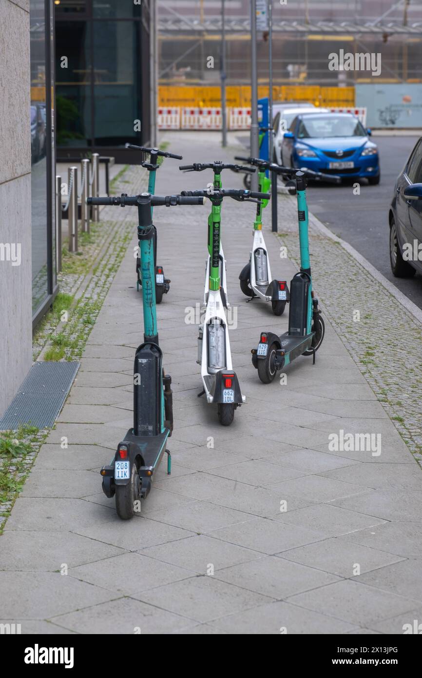 Verkehrswidrig abgestellte E-Roller blockieren einen Bürgersteig und Gehweg für Fußgänger und Rollstuhlfahrer Berlin Friedrichshain-Kreuzberg Berlin Deutschland *** E-Scooter gegen Verkehrsvorschriften abgestellt blockieren einen Bürgersteig und Gehweg für Fußgänger und Rollstuhlfahrer Berlin Friedrichshain Kreuzberg Berlin Deutschland Stockfoto