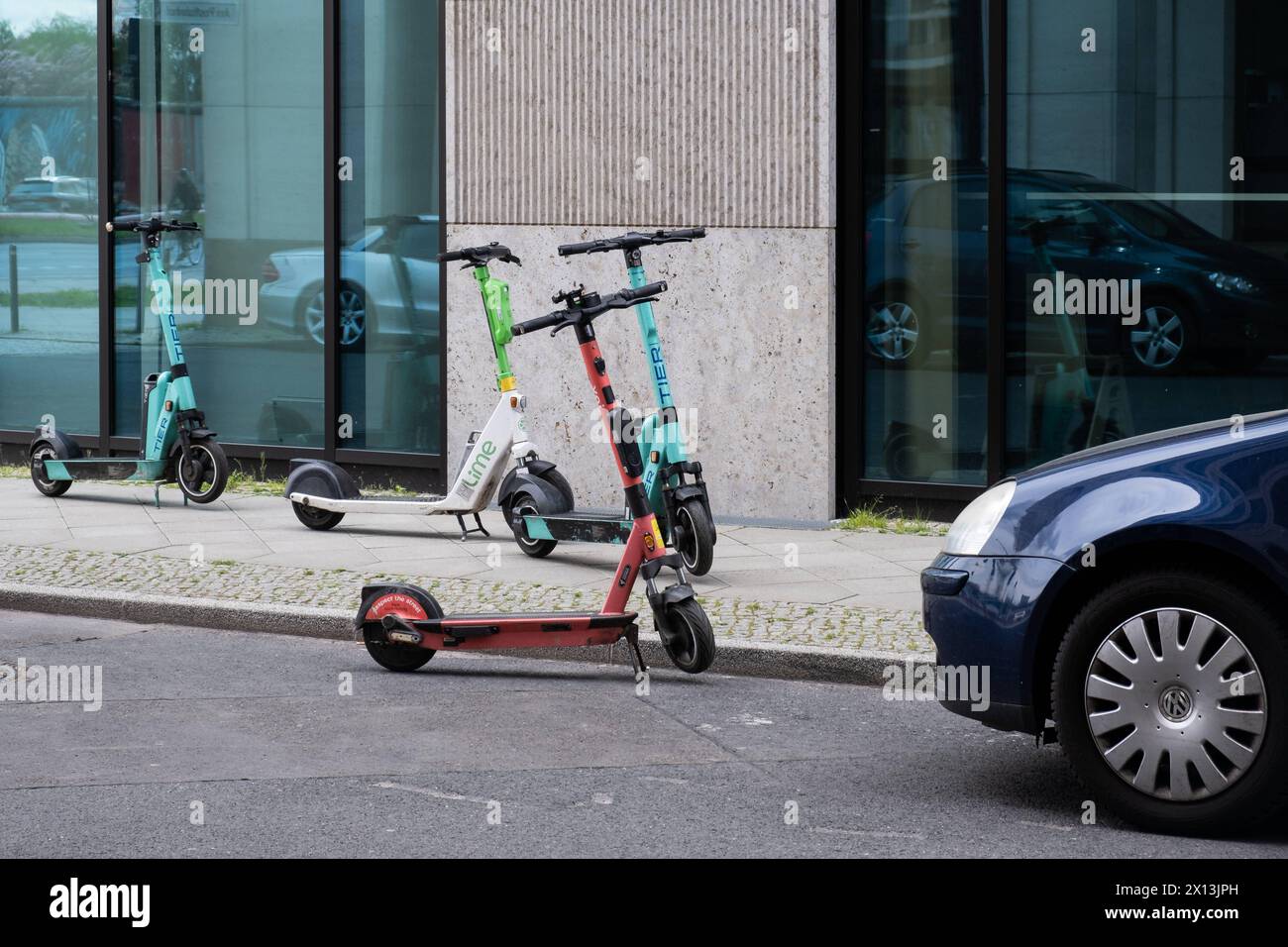 Verkehrswidrig abgestellte E-Roller blockieren einen Bürgersteig und Gehweg für Fußgänger und Rollstuhlfahrer Berlin Friedrichshain-Kreuzberg Berlin Deutschland *** E-Scooter gegen Verkehrsvorschriften abgestellt blockieren einen Bürgersteig und Gehweg für Fußgänger und Rollstuhlfahrer Berlin Friedrichshain Kreuzberg Berlin Deutschland Stockfoto