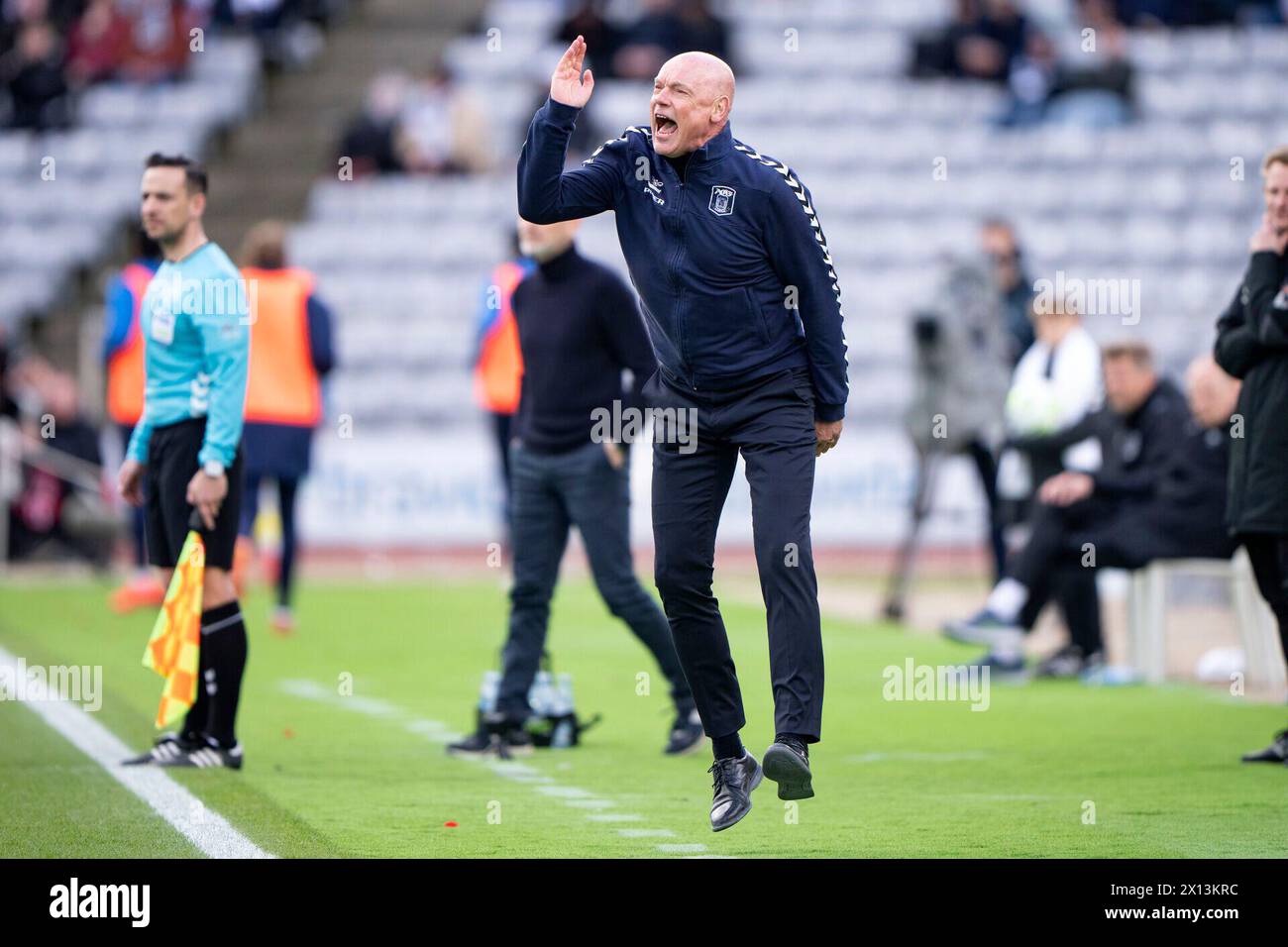 14. April 2024, Aarhus, Dänemark. AGF-Cheftrainer Uwe Rösler reagiert am Sonntag, den 14. April 2024, während des Superliga-Spiels zwischen AGF und Brøndby IF im Ceres Park in Aarhus. (Foto: Bo Amstrup/Ritzau Scanpix) Credit: Ritzau/Alamy Live News Stockfoto