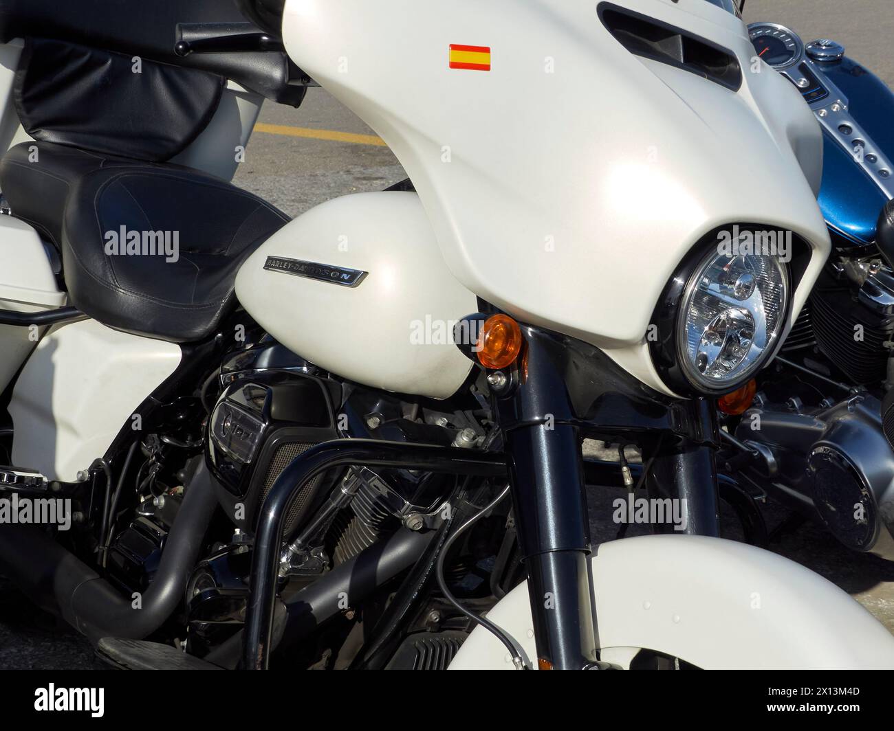 Nahaufnahme eines weißen Harley-Davidson mit einem spanischen Flaggenaufkleber. Stockfoto