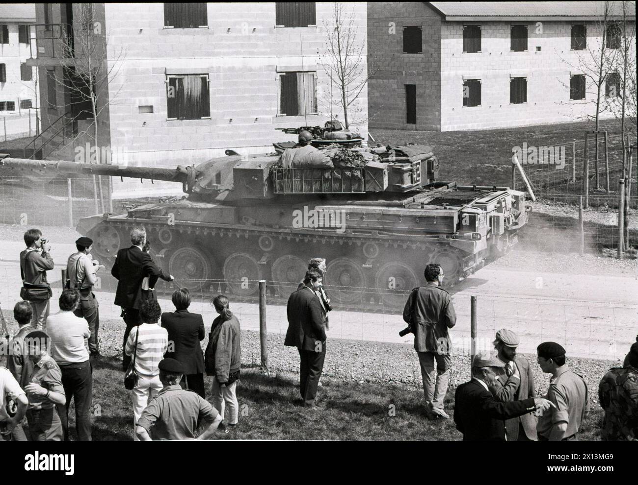 Die Presse nimmt an einem Training der Armee in Copehill Down Teil, dem eigens errichteten Kampftrainingsdorf auf der Salisbury Plain. 1990. Stockfoto