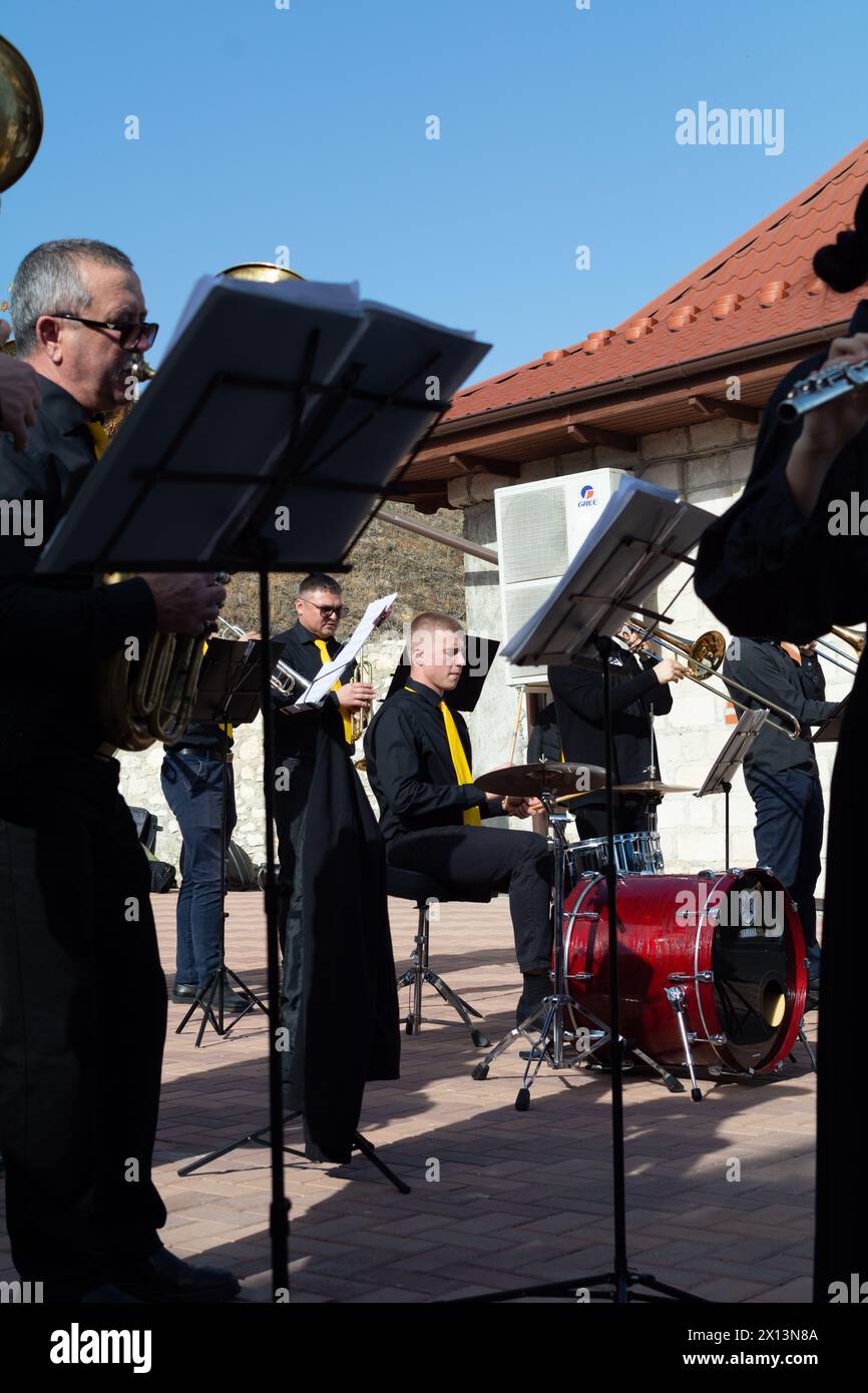 Bender, Tiraspol - Oktober 2023: Tiraspols Sinfonieorchester spielt in der Festung Bender anlässlich des Weinfestes Stockfoto