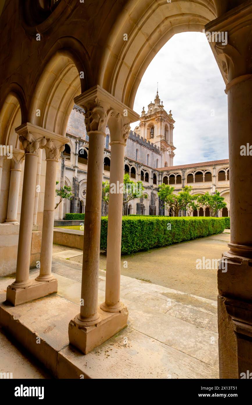 Der Kreuzgang der Stille. Das Kloster Alcobaca (Mosteiro de Alcobaca) oder das Kloster Alcobasa ist ein katholischer Klosterkomplex in der Stadt A Stockfoto