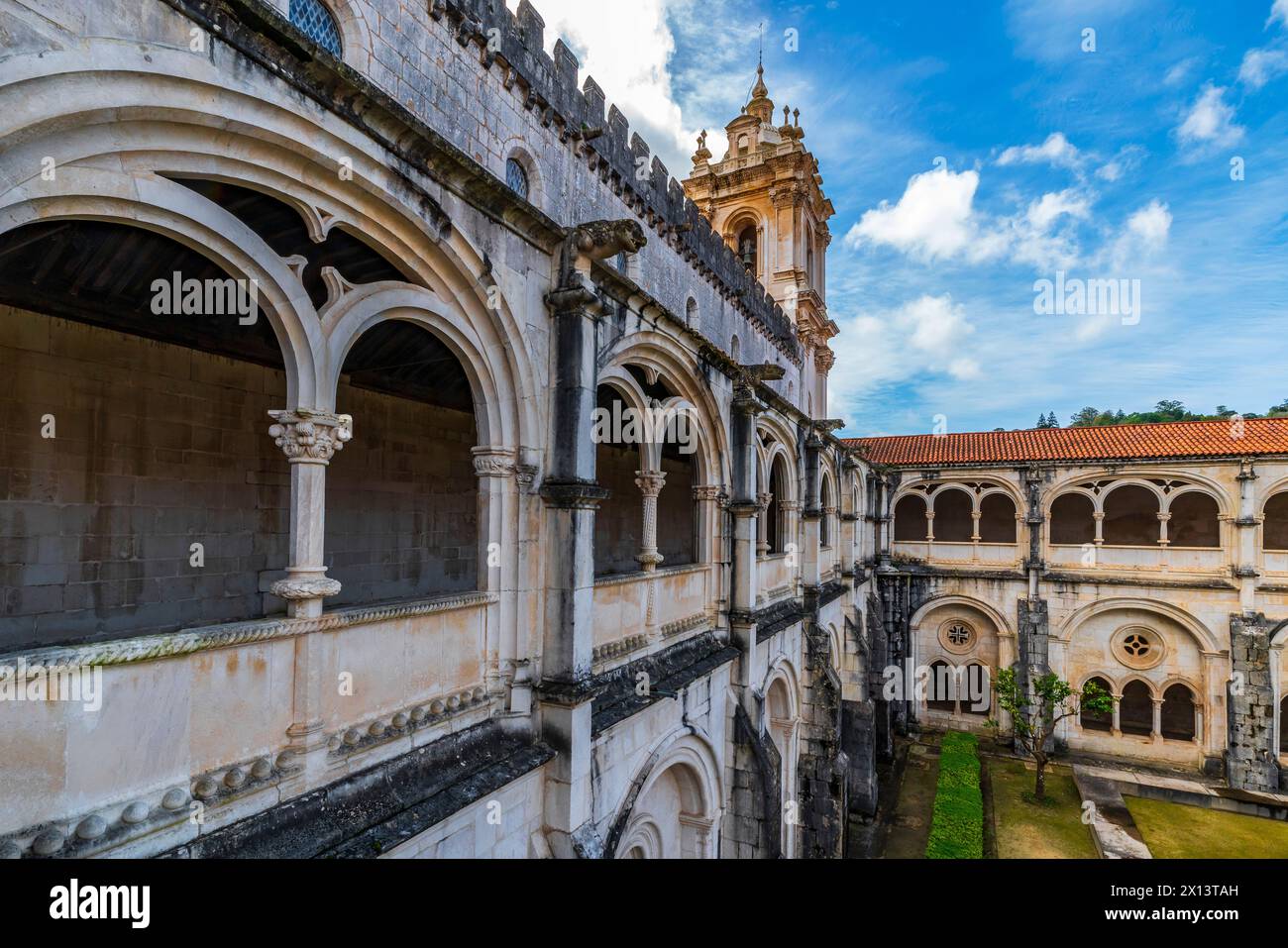 Der Kreuzgang der Stille. Das Kloster Alcobaca (Mosteiro de Alcobaca) oder das Kloster Alcobasa ist ein katholischer Klosterkomplex in der Stadt A Stockfoto