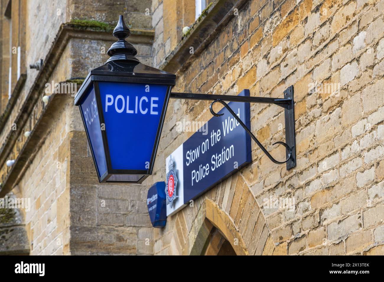 Eine altmodische Polizeilaterne in Stow auf der Wold Polizeiwache, die den Charme einer vergangenen Zeit widerspiegelt. Ländliche Polizei / Kriminalitätskonzept. Stockfoto
