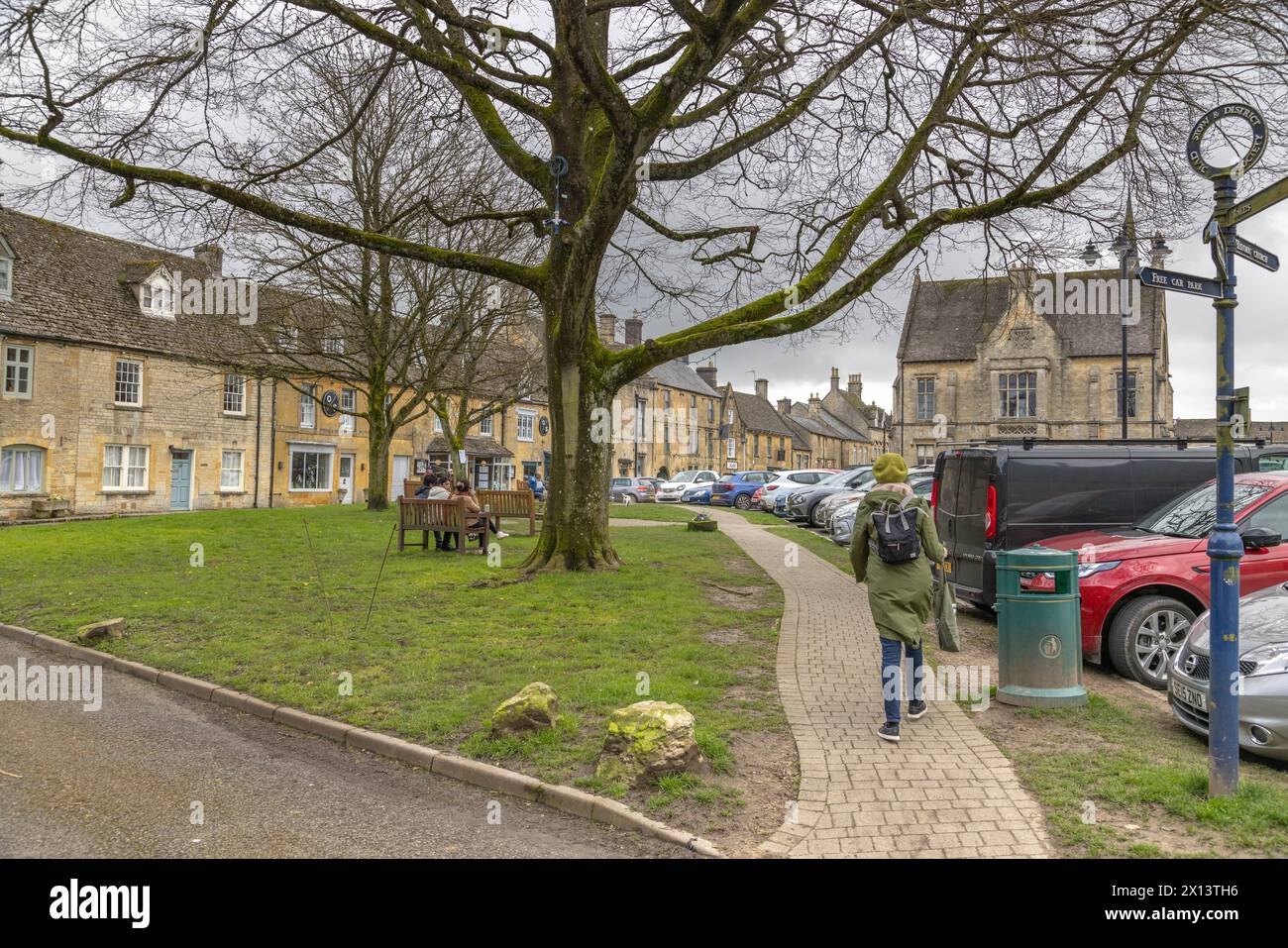 Eine Straße und Grünfläche in Stow on the Wold gesäumt von Cotswold Steinhäusern, eine beliebte Attraktion für Touristen. Das beliebte Reiseziel der Cotswolds. Stockfoto