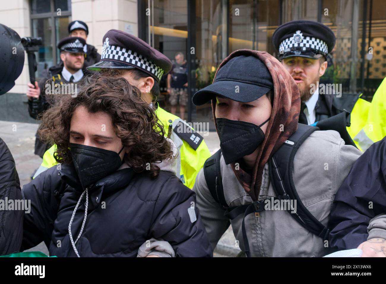 London, Großbritannien. April 2024. Pro-palästinensische Anhänger blockieren die Eingänge des Vermieters von Elbit Systems, London Metric. Die Londoner Demonstration, die Teil eines globalen Tages der „A15“-Aktionen ist, fordert das Unternehmen auf, Elbit Systems und andere Rüstungshersteller zu vertreiben. Quelle: Eleventh Photography/Alamy Live News. Gutschrift: Stockfoto