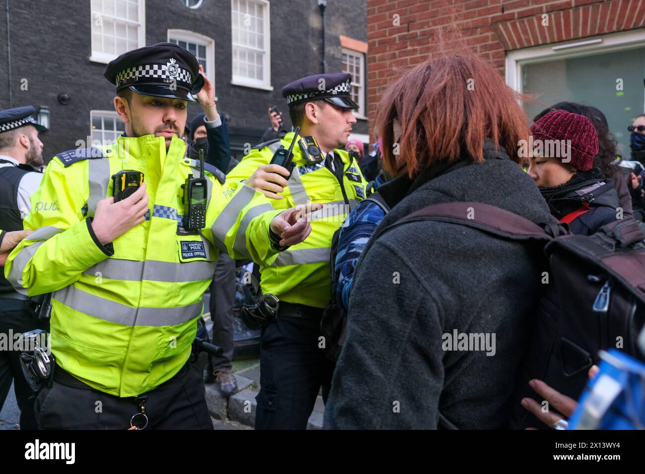 London, Großbritannien. April 2024. Pro-palästinensische Anhänger blockieren die Eingänge des Vermieters von Elbit Systems, London Metric. Die Londoner Demonstration, die Teil eines globalen Tages der „A15“-Aktionen ist, fordert das Unternehmen auf, Elbit Systems und andere Rüstungshersteller zu vertreiben. Quelle: Eleventh Photography/Alamy Live News. Gutschrift: Stockfoto