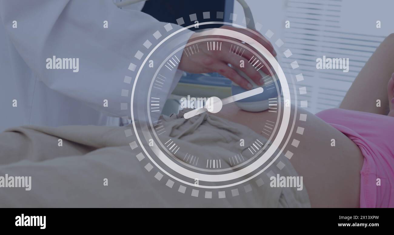 Schnell bewegende Hände auf der Uhr über eine kaukasische Ärztin und schwangere Patientin mit Ultraschalluntersuchung Stockfoto