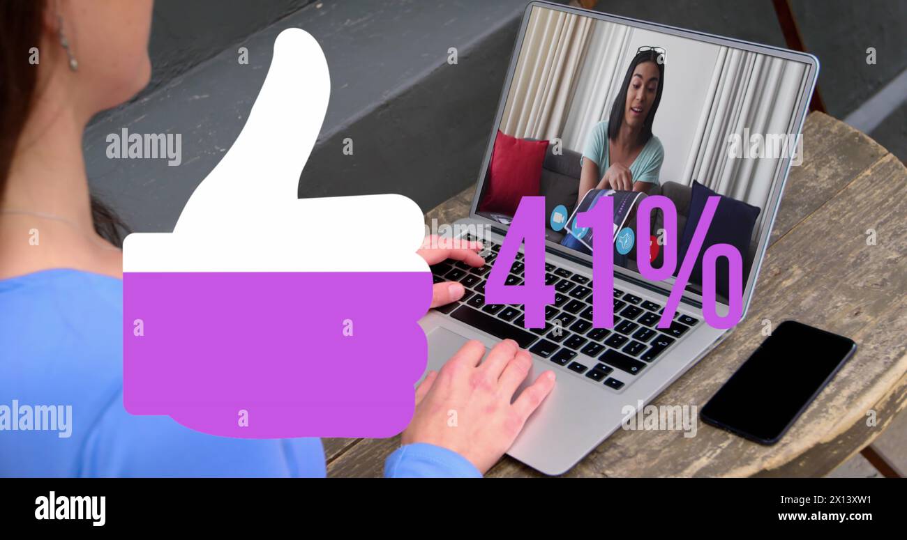 Das Bild des Like-Symbols füllt sich mit zunehmendem Prozentsatz im Vergleich zu einer Frau, die auf dem Laptop ein Bild anruft Stockfoto