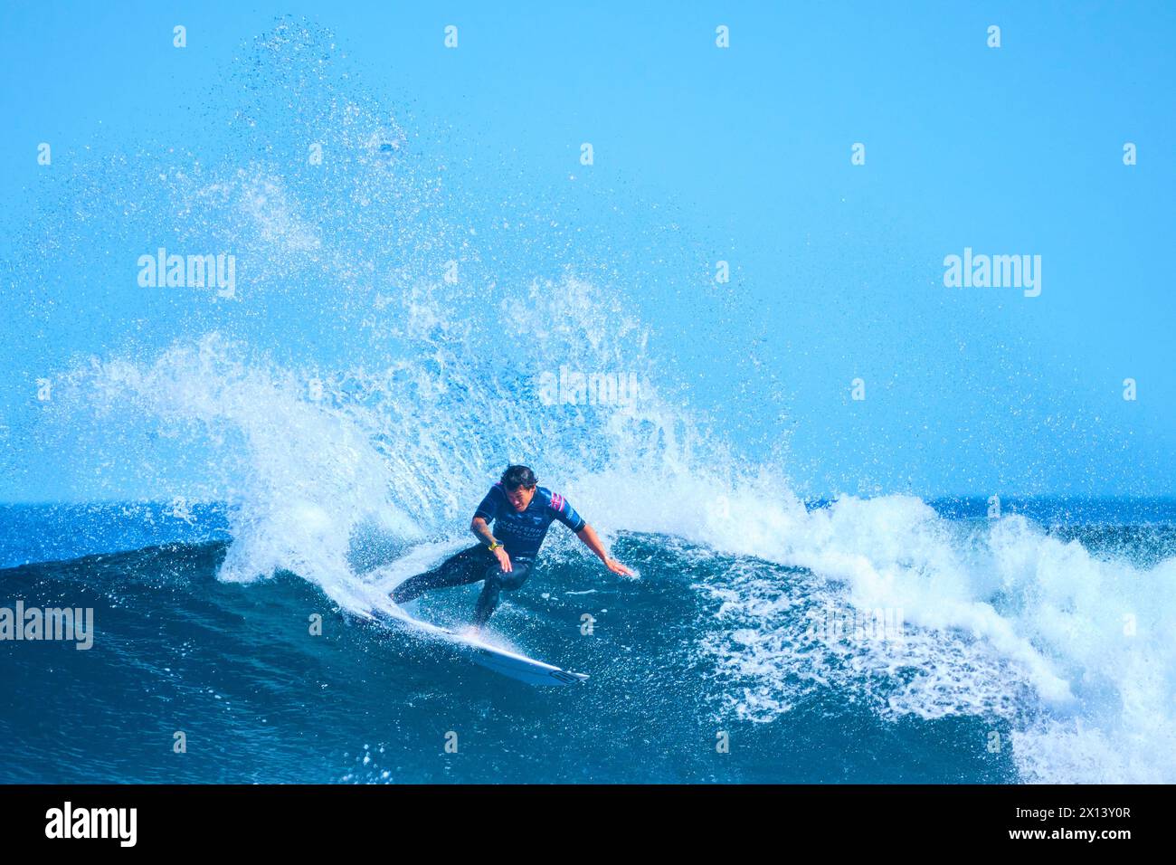 Der hawaiianische Profi-Surfer Seth Moniz tritt 2024 beim Margaret River Pro Surf Event in Surfer's Point, Prevelly, Western Australia an. Stockfoto
