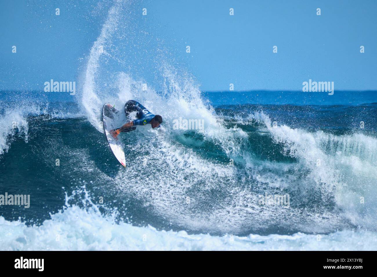 Der brasilianische Profi-Surfer Italo Ferreira tritt 2024 beim Margaret River Pro Surf Event in Surfer's Point in Prevelly, Western Australia an. Stockfoto