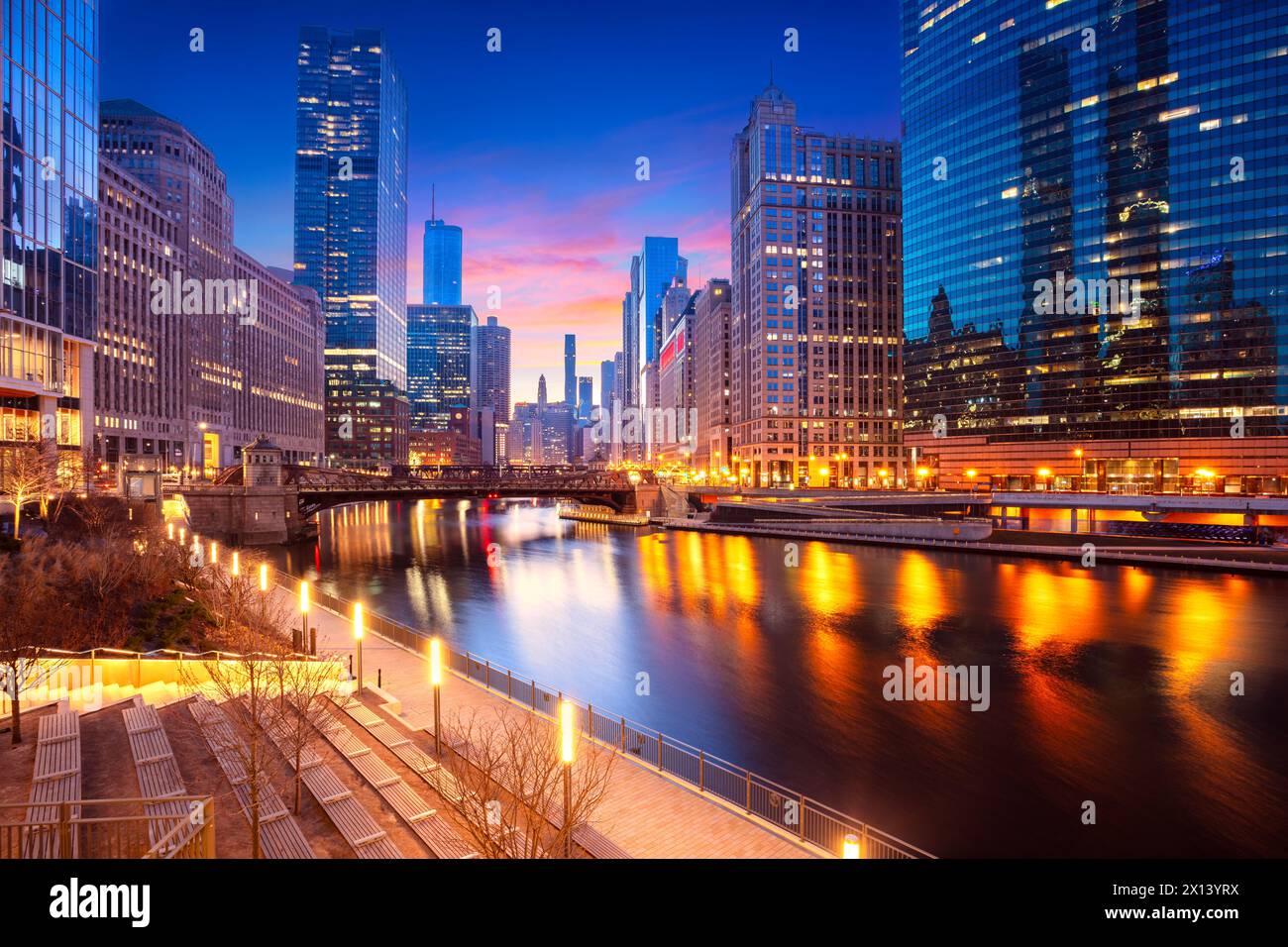 Chicago, Illinois, USA. Stadtbild der Skyline von Chicago bei schönem Sonnenaufgang im Frühling. Stockfoto