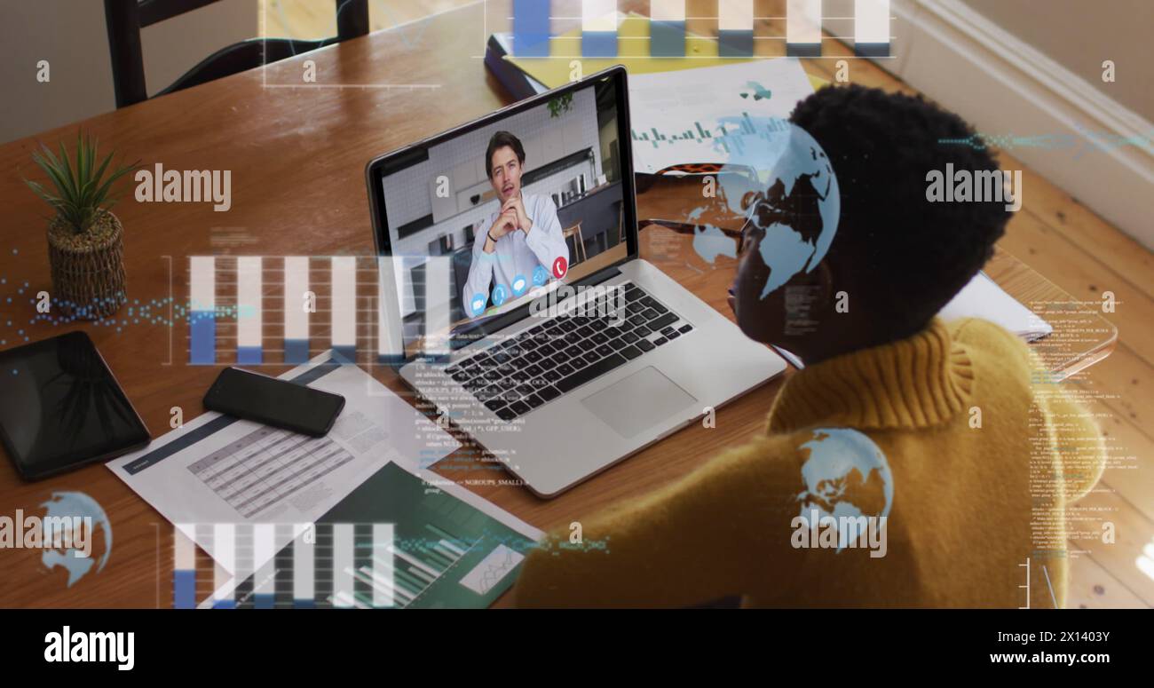 Bild der Datenverarbeitung über afroamerikanische Geschäftsfrau, die einen Bildanruf hat Stockfoto
