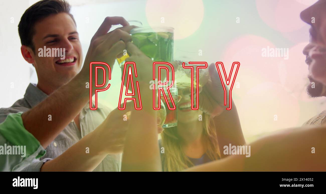 Bild von Partytext über glücklichen, vielfältigen Freunden mit Getränken Stockfoto