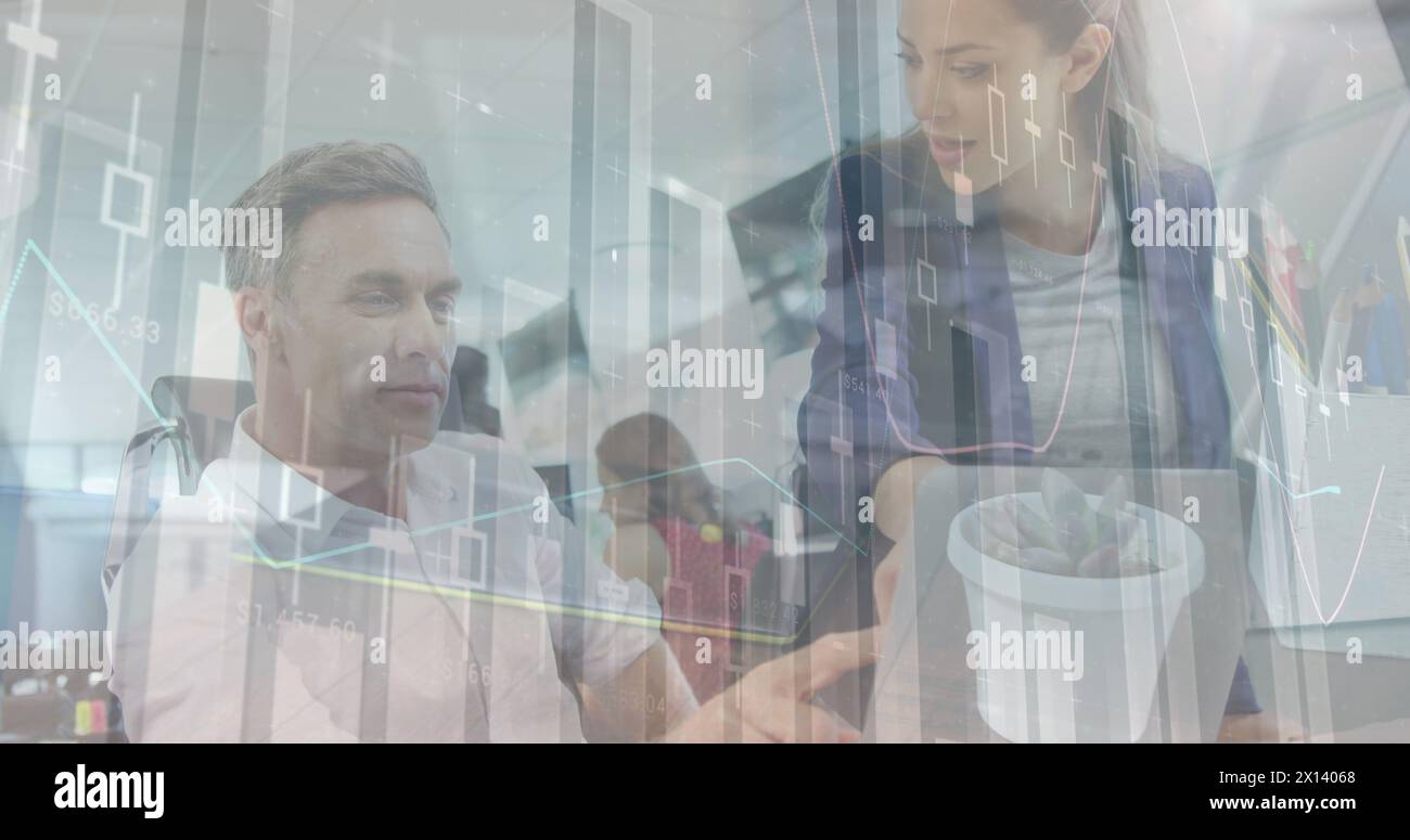 Bild von Finanzdaten über kaukasische Männer und Frauen, die im Büro mit Technologie arbeiten Stockfoto