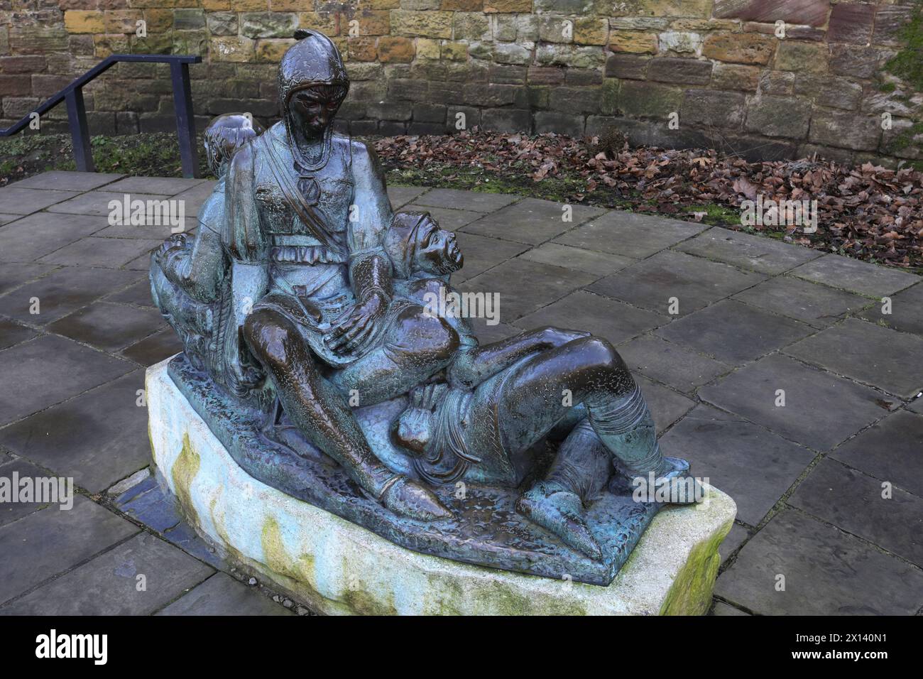 Friar Tuck und Little John Statue vor Nottingham Castle, Nottingham Stadtzentrum, Nottinghamshire, England, Großbritannien Stockfoto