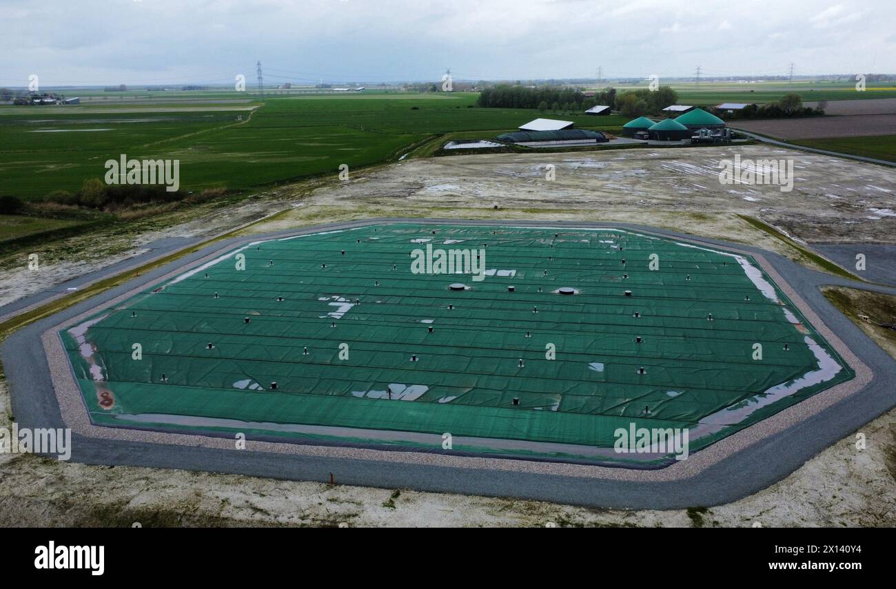 Meldorf, Deutschland. April 2024. Blick auf den ersten unterirdischen Lagertank in Deutschland (Foto mit einer Drohne). Nach dem Beispiel Dänemarks sollen öffentliche Gebäude und Haushalte in Meldorf künftig beheizt und mit Fernwärme und gespeicherter industrieller Abwärme sowie Solarenergie versorgt werden. Quelle: Marcus Brandt/dpa/Alamy Live News Stockfoto