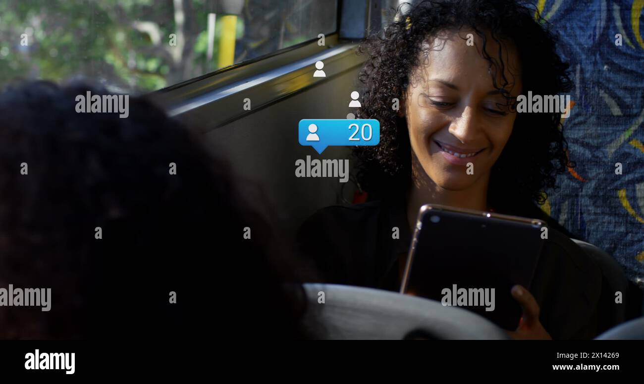 Profiliersymbole mit zunehmender Zahl über eine afrikanische amerikanerin, die aus dem Fenster im Bus schaut Stockfoto