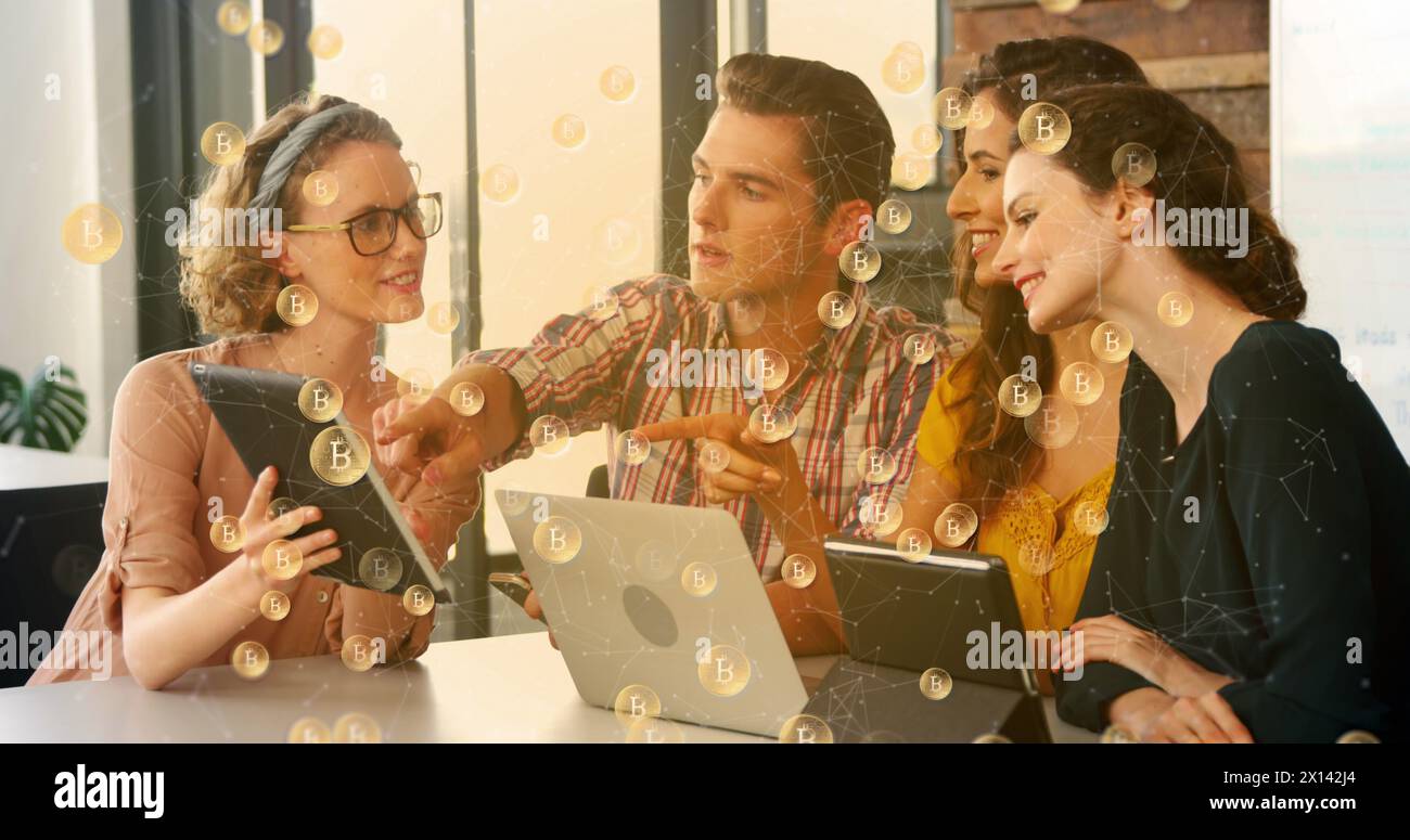 Bild von verbundenen Punkten und Bitcoins, die über Kollegen fallen, die über Technologien diskutieren Stockfoto