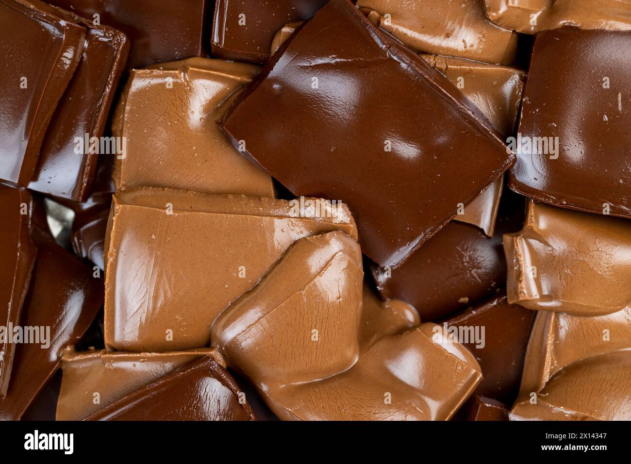 Verschiedene Schokoladentypen, weiße, Bitter- und Milchschokoladenstücke miteinander vermengt Stockfoto