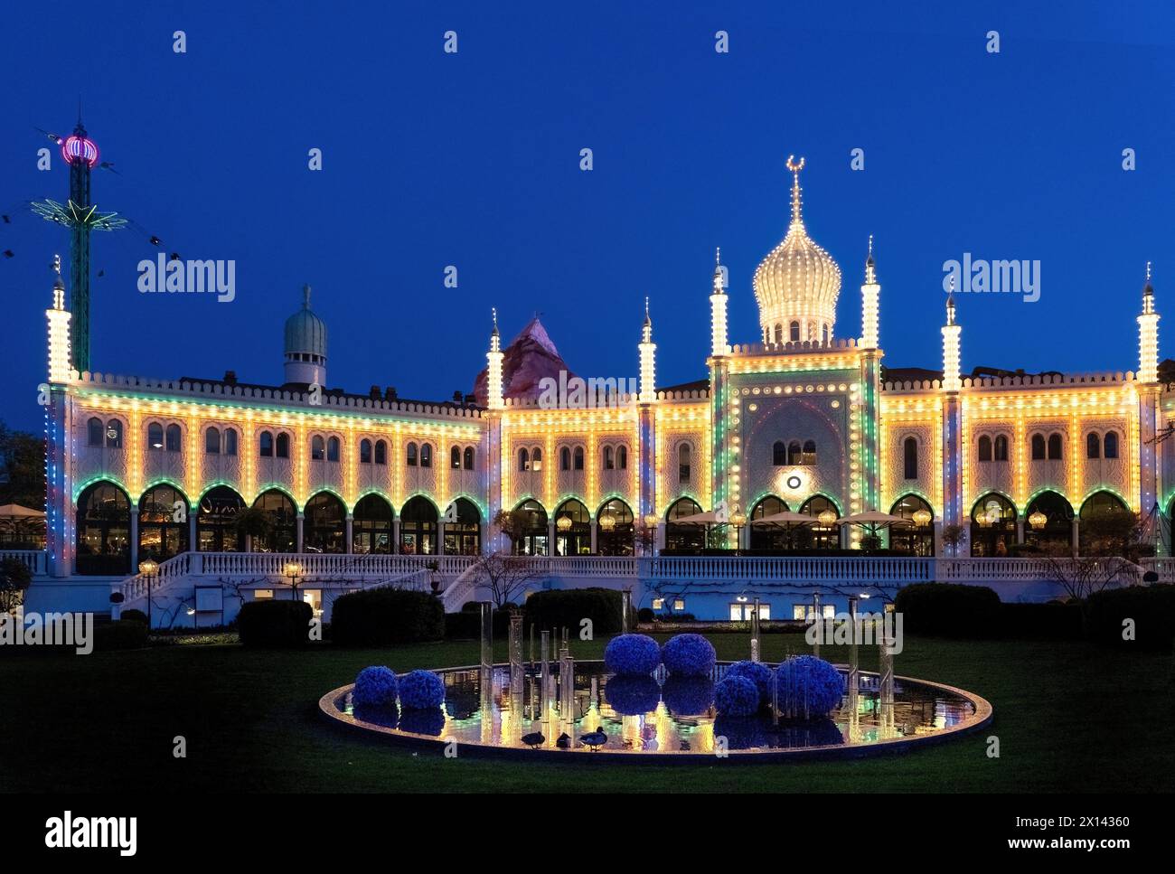 Tivoli Gärten bei Nacht in Kopenhagen mit Tausenden von bunten Lichtern, Dänemark. Vvbvanbree fotografie Stockfoto