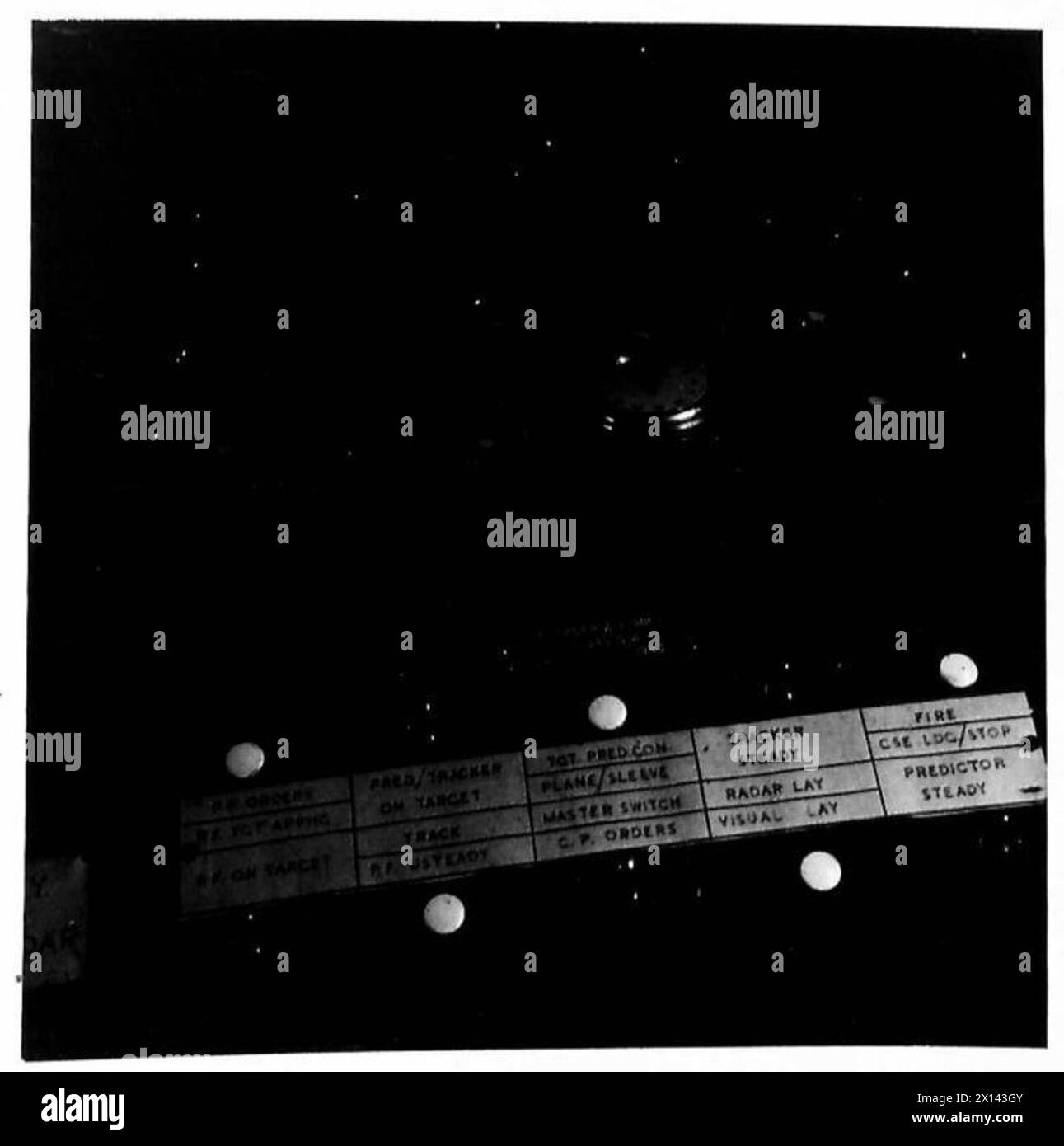 Innenansicht eines Aufzeichnungswagens, der für Flugabwehr bei Harrow eingesetzt wurde. Fotografische Aufzeichnung, britische Armee. Stockfoto