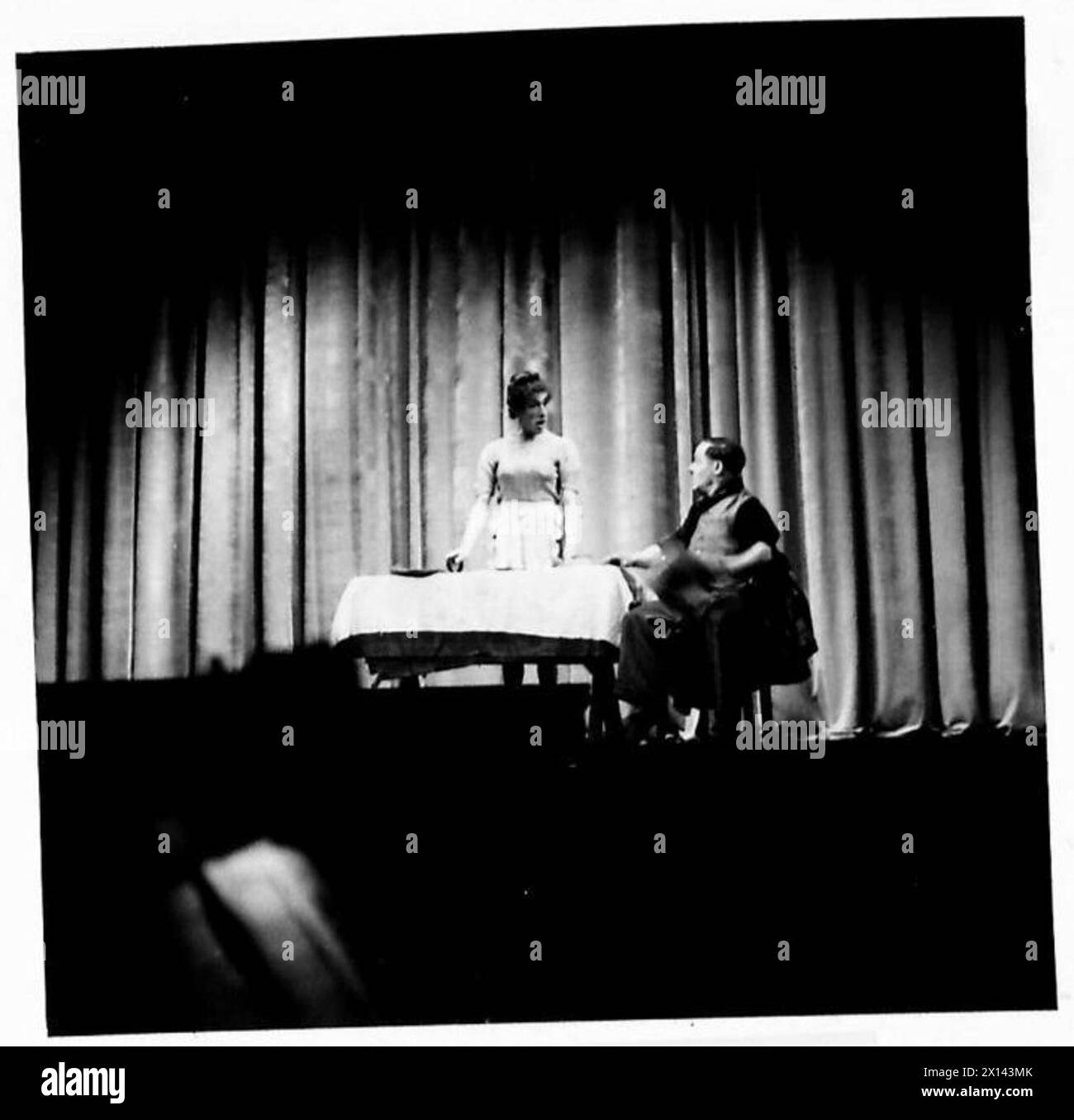 Die Concert Party der 53. Division tritt in Hamburg auf, wo Pte. P. Ward Frau Shorthouse und der belgische Gastkünstler Albert Le Roy an der Veranstaltung teilnimmt. Stockfoto