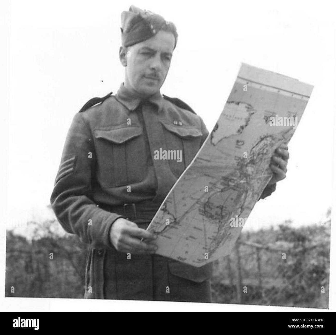 Sergeant W.G. Humphries aus Twyncarn, Cwncarn, Monmouthshire, untersucht Kartendetails in Nordafrika, um sich auf seinen nächsten Militärvortrag vorzubereiten. Stockfoto