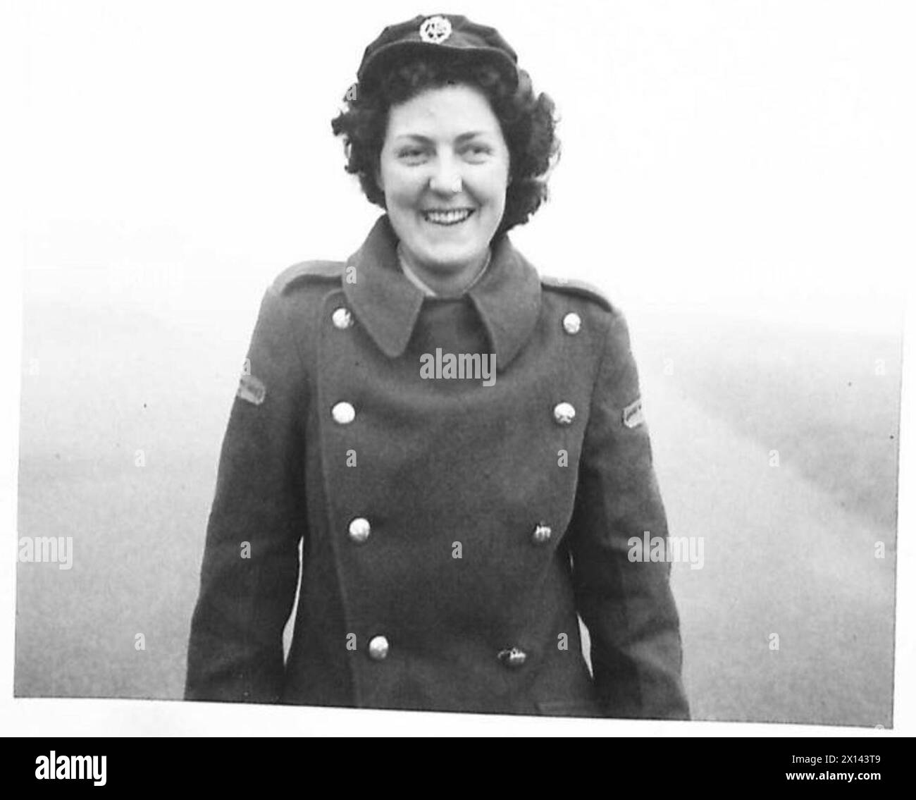 Die Privatperson Margaret Johnson, eine ATS-Rettungswagenfahrerin, wird für ihre Galanterie während ihres Dienstes bei der britischen Armee anerkannt. Stockfoto