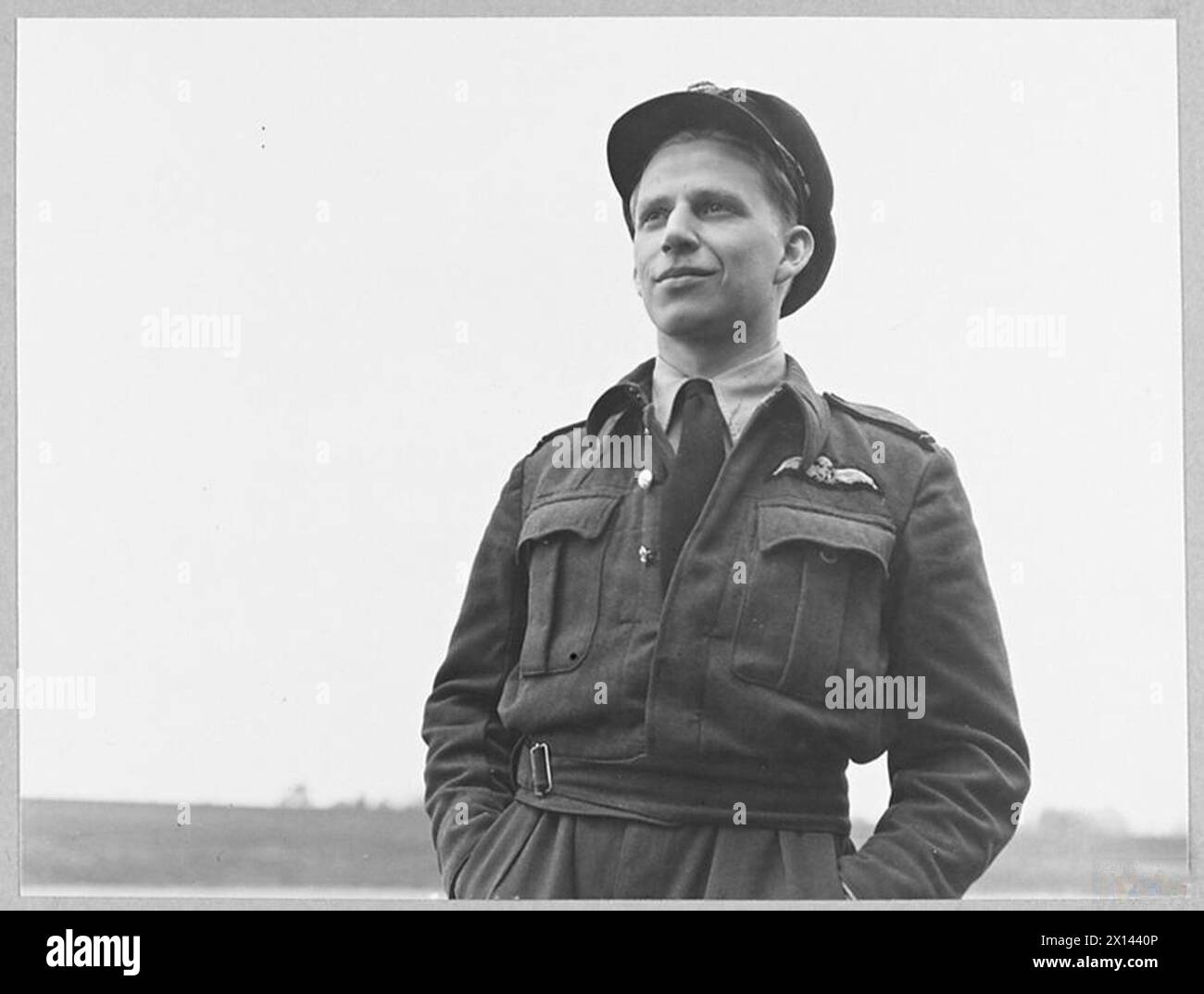 Flugleutnant John Arthur Rae von No.416 Squadron, R.C.A.F., erhielt das Distinguished Flying Cross für den Abschluss von sechzig Operationen, Angriffe auf die Schifffahrt und die Zerstörung von mindestens zwei feindlichen Flugzeugen. Stockfoto