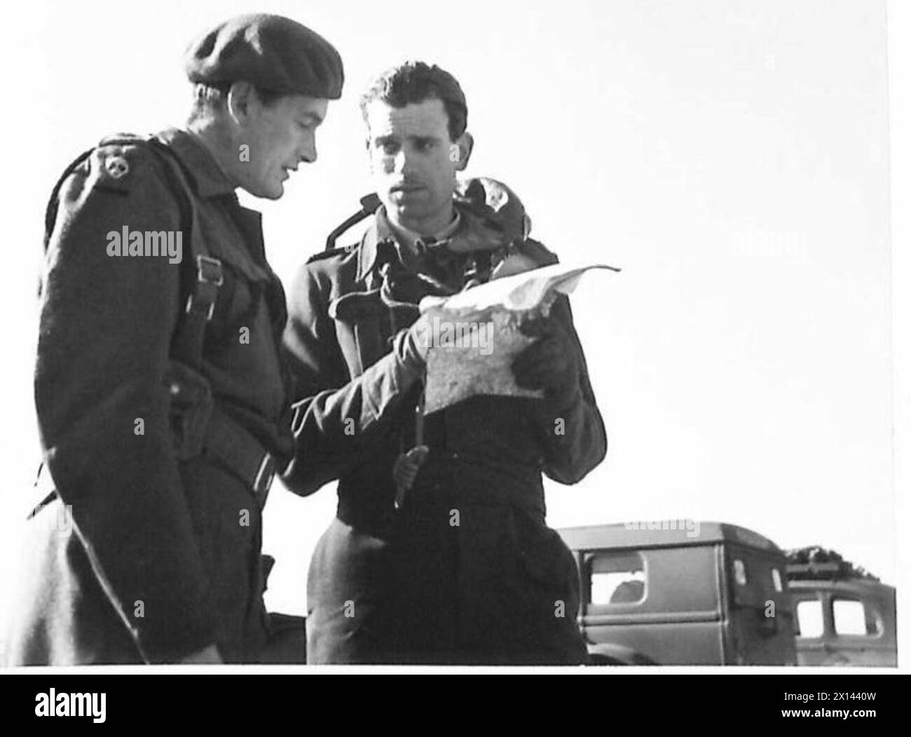 Während der Spartan-Übung befragt ein Air Liaison Officer nach Abschluss eines Trainingsfluges einen Piloten der Army Cooperation. Stockfoto