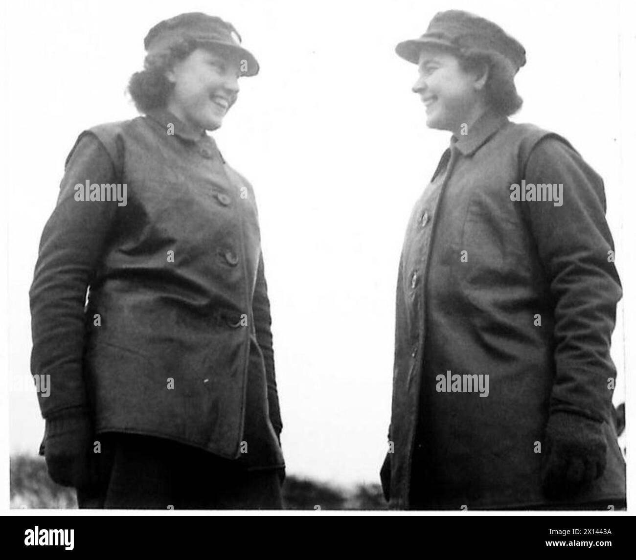 VON CHILI ZUM ATS - von links nach rechts : Ptes. Isabelle Trevena und Dora Charleworth fotografierten in einem ATS Centre British Army Stockfoto