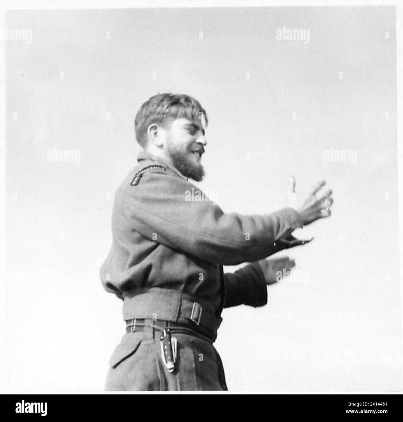 NEUE ALLIIERTE LANDEN SÜDLICH VON ROM - Able Seaman T. Adams, Royal Naval Commandos, aus Upper Stanhope Street Cottages, Liverpool, 8, wo sie an Bord der britischen Armee von H.M.S. „Glengyle“ singen Stockfoto