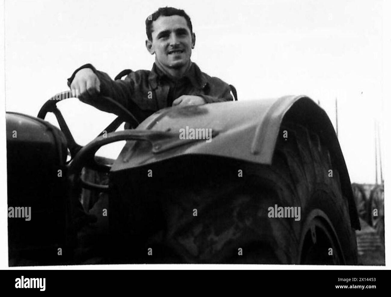 Eine KOSMOPOLITISCHE EINHEIT - Pte. F.A. Schwarz, ein 24-jähriger Deutscher, der als einer Gruppe von Jongleuren in dieses Land kam. Zu Beginn des Krieges nahm er eine Stelle als Traktorfahrer an und ist jetzt Traktorfahrer in der Einheit British Army Stockfoto
