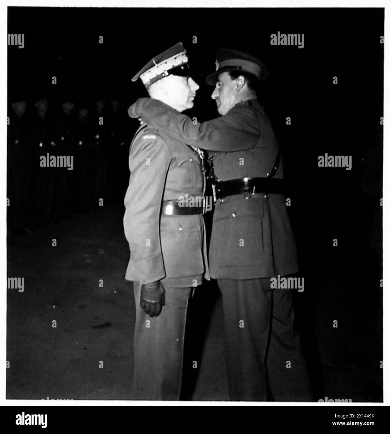 POLNISCHE ARMEE IM VEREINIGTEN KÖNIGREICH 1940-45 - General Bernard Paget schmückt General Stanisław Kopański mit dem Orden des Britischen Reiches (Commander - CBE) für seinen Beitrag zur alliierten Sache britische Armee, polnische Armee, Paget, Bernard Charles Tolver, Kopański, Stanisław Stockfoto