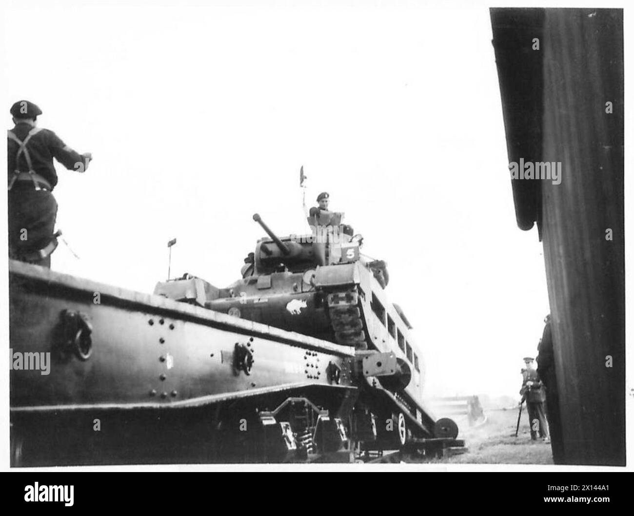 Tanks werden über ein spezielles Schienen-Tankförderband auf Lkw geladen, um sie in die Einsatzbereiche zu transportieren. Stockfoto