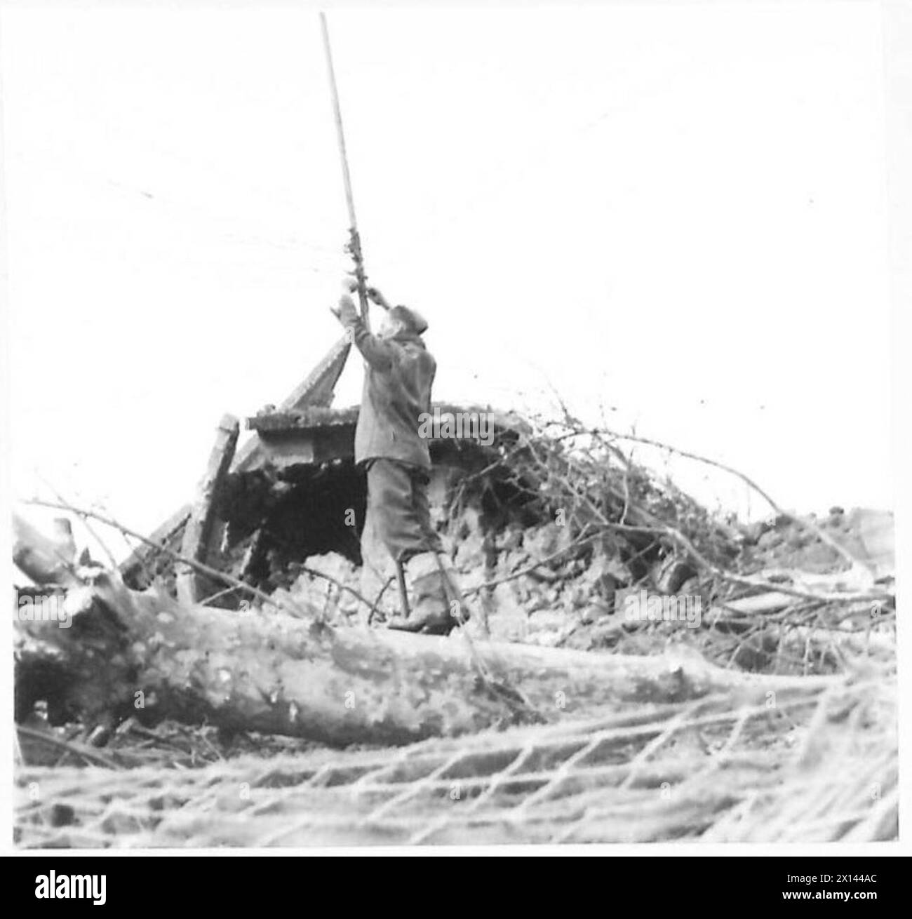 DIE BRITISCHE ARMEE IN NORDAFRIKA, SIZILIEN, ITALIEN, DEM BALKAN UND ÖSTERREICH 1942-1946 - Signalman T. Drysdale von 48 North Forth Street, Leith errichtet einen temporären Linienposten auf einem Schutthaufen, der einst ein Bahnhof der britischen Armee war Stockfoto