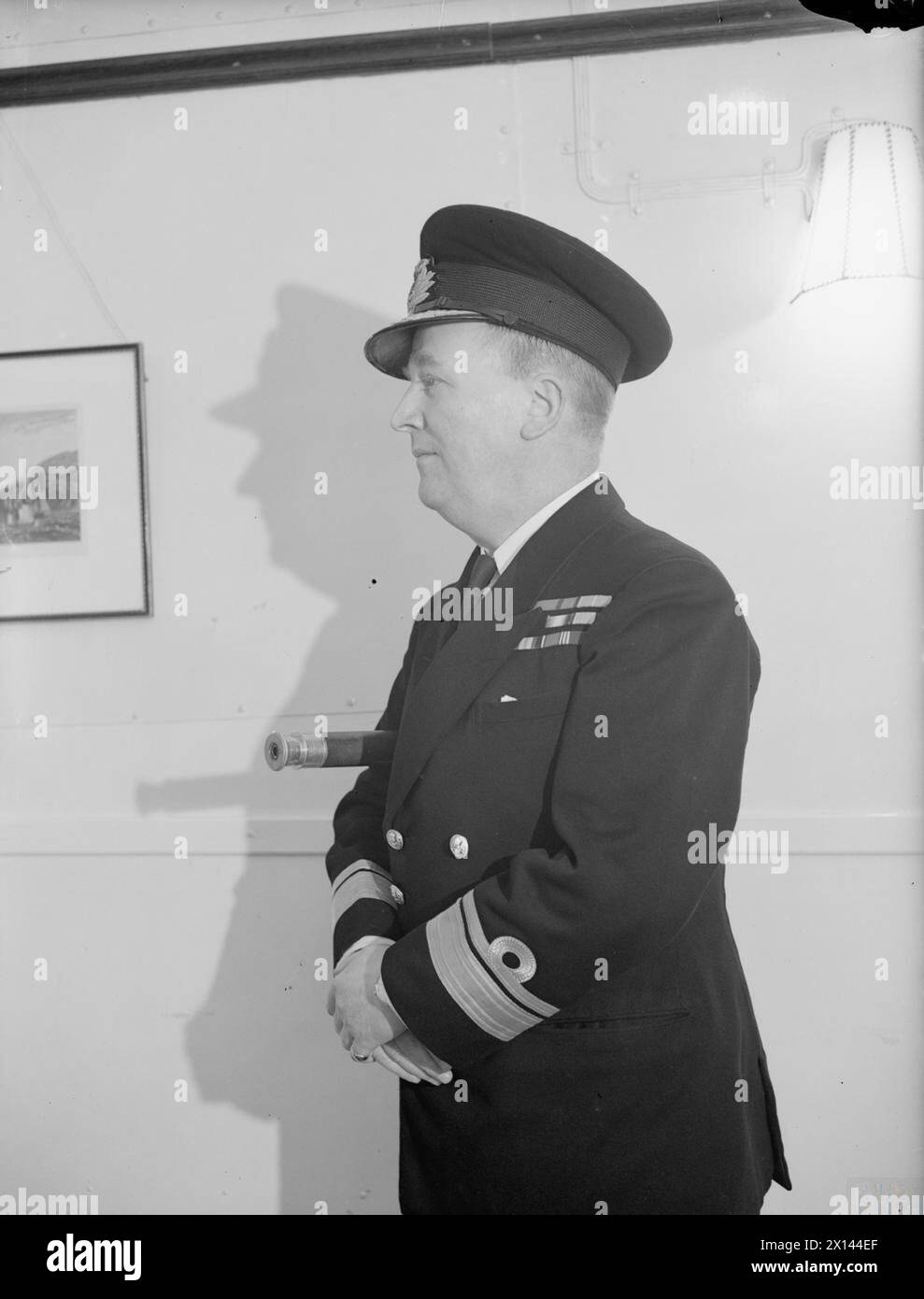 VIZEADMIRAL R L BURNETT, CB, OBE, DSO. JUNI 1943, SCAPA FLOW. ADMIRAL BURNETT BEFEHLIGTE DIE 