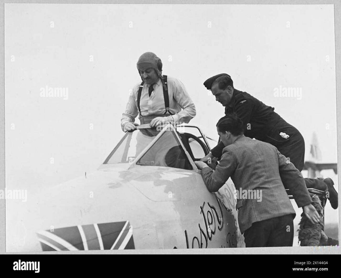 Eric Greenwood bereitet sich darauf vor, ein Meteor-Flugzeug zu fliegen, um den Geschwindigkeitsrekord von Group Captain Wilson, RAF, zu brechen. Stockfoto