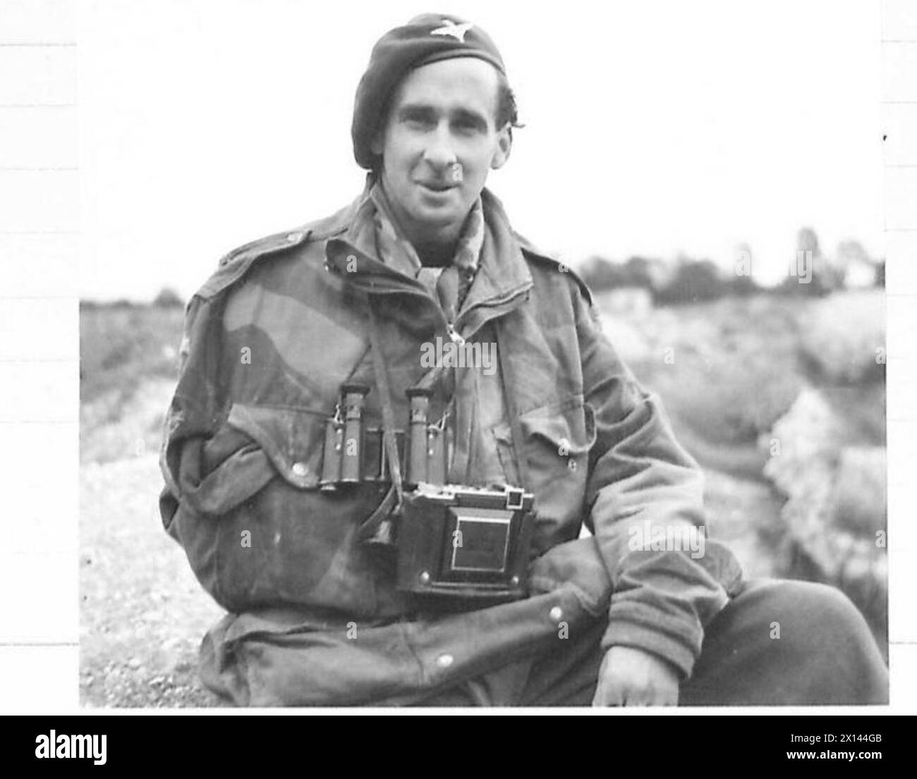 OPERATION 'MARKET GARDEN' - THE BATTLE FOR ARNHEM, SEPTEMBER 1944 - Porträt von Sgt D M Smith, einem der drei Fotografen der Army Film and Photographic Unit, der die Grafik- und Filmaufnahmen des epischen Kampfes der 1. Luftlandedivision in Arnheim machte, aufgenommen im AFPU-Zentrum in Pinewood an dem Tag, an dem sie zurückkamen. Smith wurde in der Schulter verwundet, trägt aber immer noch seine Kamera Stockfoto