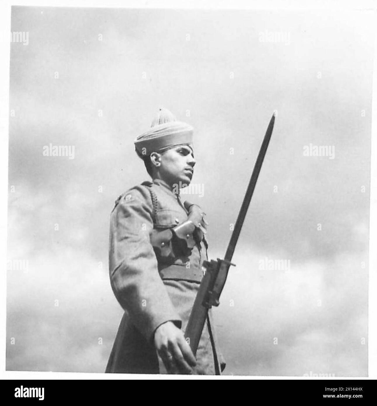 Mitglieder des Royal Indian Army Service Corps stehen in typischer Uniform auf der Wache. Fotografische Aufzeichnung, britische Armee. Stockfoto