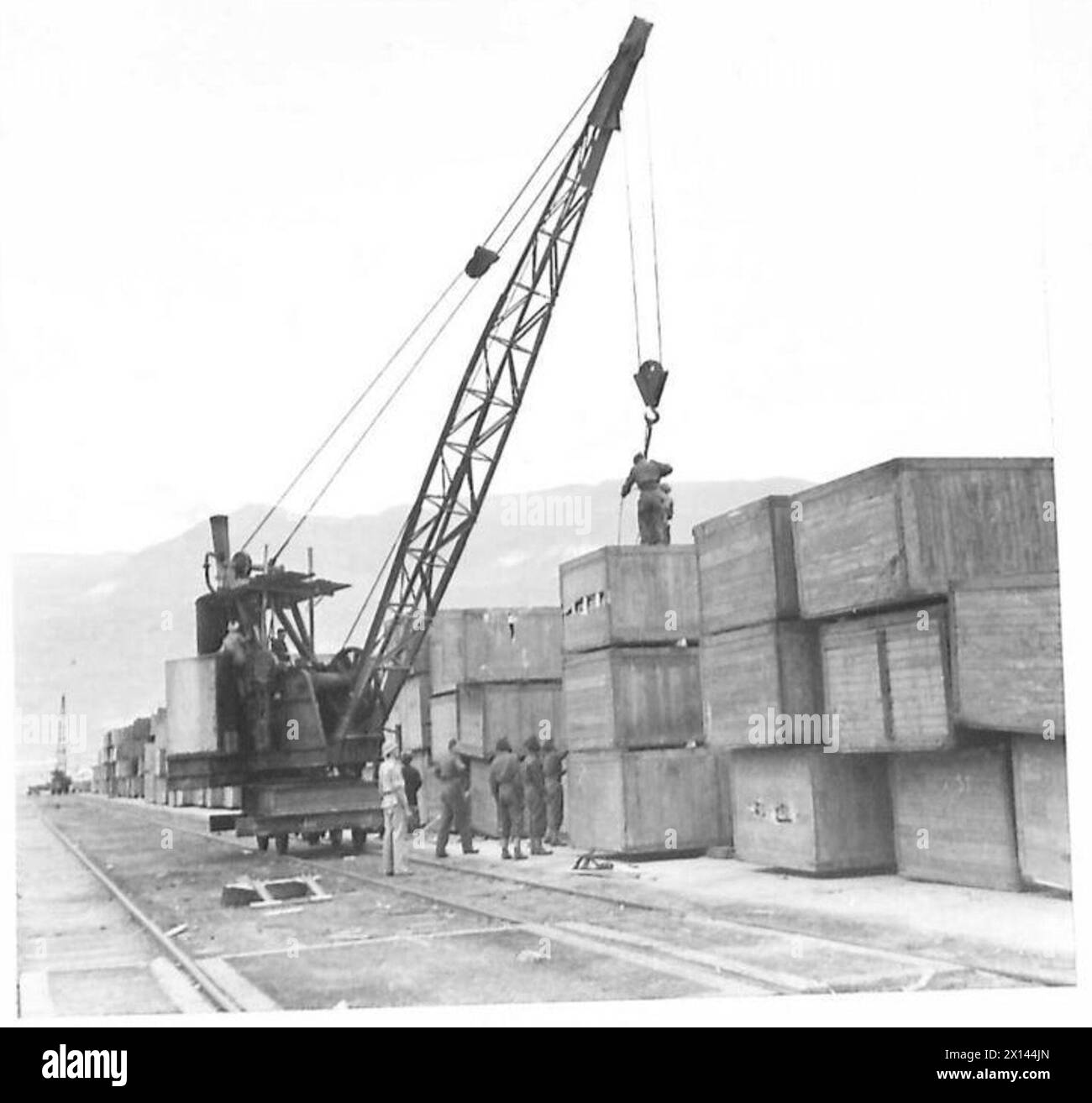 Amerikanische Lastkraftwagen kommen im Nahen Osten an und entladen Kisten auf das Dock, Operationen der britischen Armee. Stockfoto